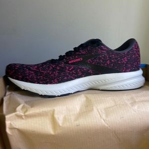 Brooks Launch 7 tennis shoes size 9